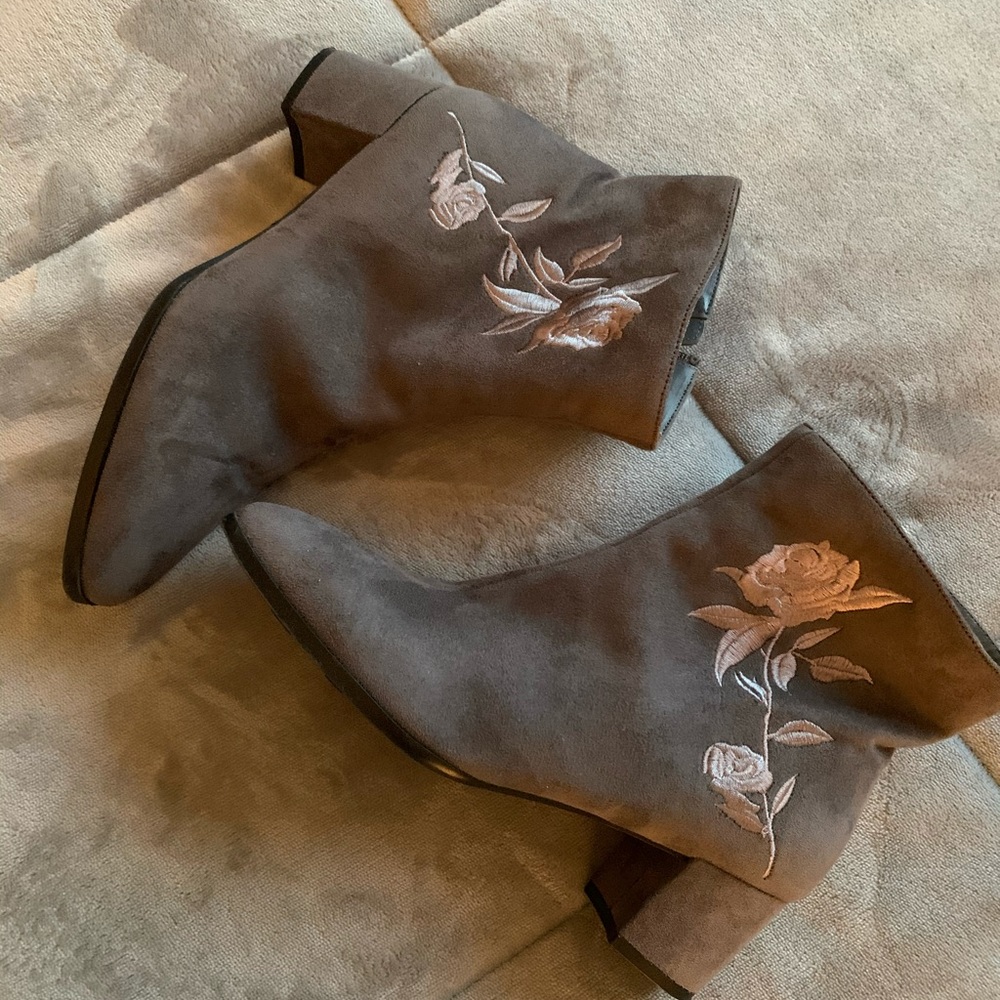 Grey floral boot